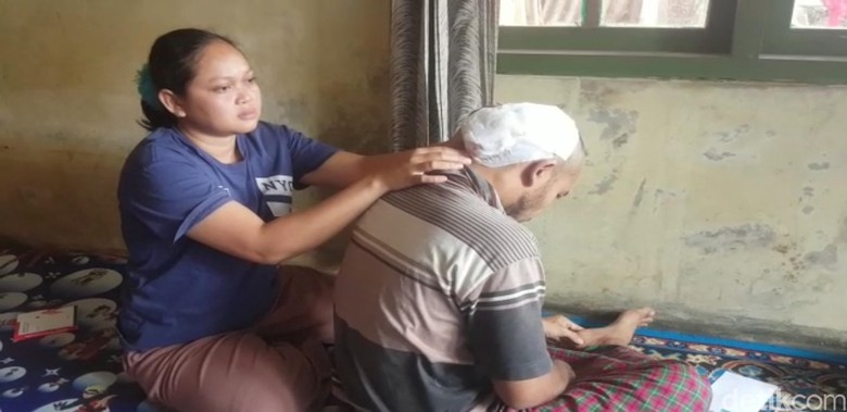 Nelangsa Sopir Ojek di Sukabumi Idap Tumor Ganas Nelangsa Sopir Ojek di Sukabumi Idap Tumor Ganas