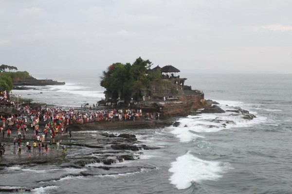 Pura Tanah Lot berada di Desa Beraban, Kecamatan Kediri, Kabupaten Tabanan. Di sini kamu bisa melihat pura yang berada di atas batu karang dengan latar belakangnya laut selatan. Saat air pasang, kamu bisa melihat batu karang terhubung dengan daratan. (Alit Binawan/dTraveler) Pura Tanah Lot berada di Desa Beraban, Kecamatan Kediri, Kabupaten Tabanan. Di sini kamu bisa melihat pura yang berada di atas batu karang dengan latar belakangnya laut selatan. Saat air pasang, kamu bisa melihat batu karang terhubung dengan daratan. (Alit Binawan/dTraveler)