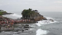 Pura Tanah Lot berada di Desa Beraban, Kecamatan Kediri, Kabupaten Tabanan. Di sini kamu bisa melihat pura yang berada di atas batu karang dengan latar belakangnya laut selatan. Saat air pasang, kamu bisa melihat batu karang terhubung dengan daratan. (Alit Binawan/dTraveler)