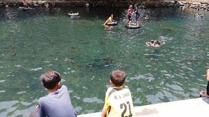Byur! Berenang Bareng Ribuan Ikan di Pemandian Banyubiru Pasuruan