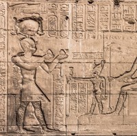 Ratu Mesir ini bernama asli Cleopatra Thea Philopathora. Lahir pada 69 Sebelum Masehi, Cleopatra meninggal pada usia 39 tahun. Seperti dikutip dari MSN, nama Cleopatra mengandung arti kemuliaan ayah. Thea berarti dewi dan Philopathora bermakna kecintaan ayahnya. Foto: iStock