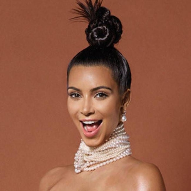 Pada foto lainnya, Kim bahkan tak ragu untuk mengekspos bokong dan dadanya secara blak-blakan. Foto untuk edisi Break the Internet itu pun berhasil menjadi trending topic di media sosial. Foto: Instagram