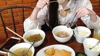 Badannya boleh kecil mungil tapi makannya banyak juga nih. Billa bahkan sudah siap melahap bakso yang ukurannya besar banget. Foto: instagram @misseunjaelee