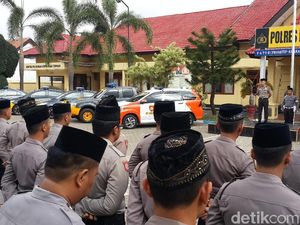 Hormati Santri, Polisi di Pacitan Berkopiah
