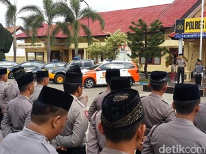 Hormati Santri, Polisi di Pacitan Berkopiah