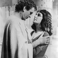 Cleopatra diketahui sangat menjaga penampilan. Dia selalu memakai makeup dan menyukai pijat dengan berbagai jenis minyak. Seperti wanita Mesir kebanyakan, Cleopatra juga suka waxing tubuhnya, mencukur habis rambutnya untuk menghindari kutu dan menutupi rambut botaknya dengan rambut palsu. Foto: iStock