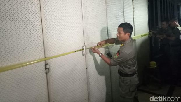 Satpol PP DKI Jakarta menutup sementara Diskotek Old City.