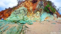 Selain punya sunset indah, Pantai Wadu Jao juga dikenal punya keajaiban berupa batuan pantainya yang berwarna kehijauan. Seperti namanya, Wadu: Batu, Jao: Hijau. (Faruk Nickyrawi/detikcom)