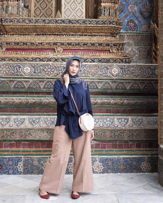 Menghadapi udara panas Bangkok, Nada memilih busana yang lebih simpel dengan bahan yang ringan. Atasan dan celana berpotongan longgar memberikan kenyamanan ekstra. Foto: Instagram/IndahNadaPuspita