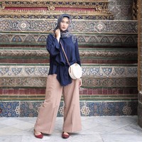 Menghadapi udara panas Bangkok, Nada memilih busana yang lebih simpel dengan bahan yang ringan. Atasan dan celana berpotongan longgar memberikan kenyamanan ekstra. Foto: Instagram/IndahNadaPuspita