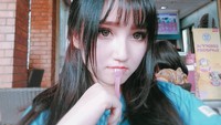Gimme more ice cream! tulis Billa pada postingan ini. Terlihat ia hanya mengemut sendok es krim karena es krimnya sudah habis. Foto: instagram @misseunjaelee