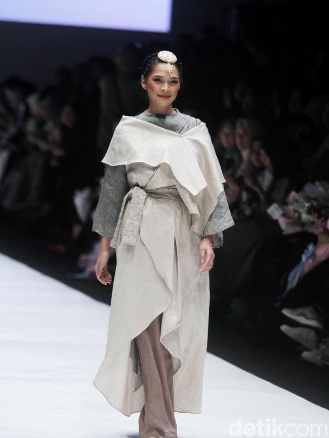 Kemudian Meisty Ariotedjo ikut mencuri perhatian saat melenggang mengenakan koleksi Ria Miranda. Ia tampil memakai aksesori khas wanita bangsawan Korea. (Foto: Mohammad Abduh/Wolipop)