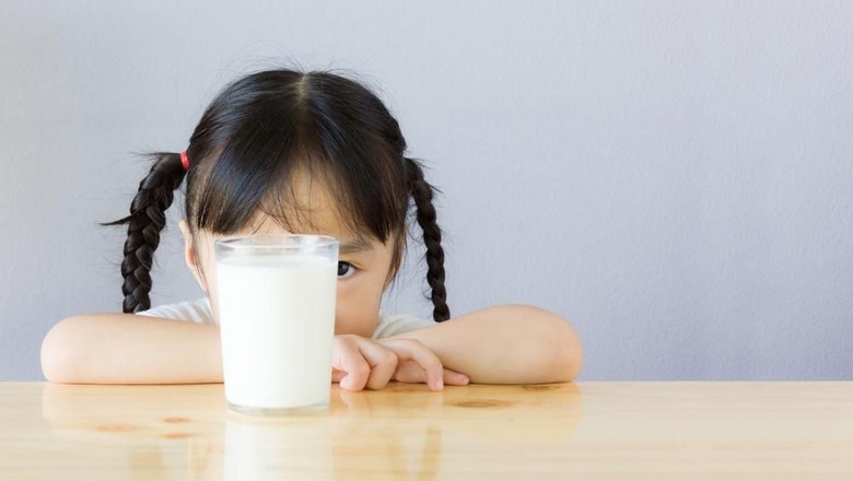 Ilustrasi anak alergi susu sapi/ Foto: Shutterstock Ilustrasi anak alergi susu sapi/ Foto: Shutterstock