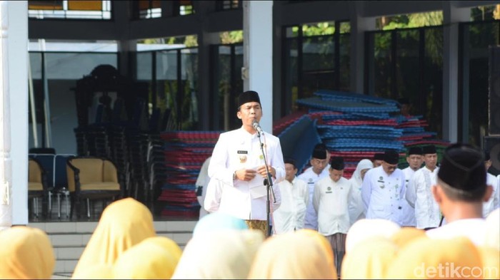 Hari Santri, ASN di Batang pakai sarung dan peci, Senin (22/10/2018).