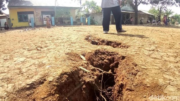 Dalamnya retakan bervariasi hingga 1,5 meter