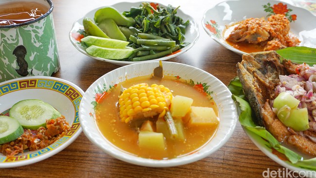 Enaknye Makan Sayur Asem dan Pecak Bandeng Pakai Nasi Hangat