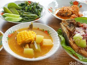 Enaknye Makan Sayur Asem dan Pecak Bandeng Pakai Nasi Hangat