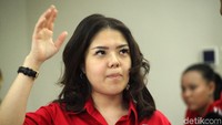 Tina Toon mengatakan data yang asli adalah data yang bertuliskan Agustina H S Kom MH. Foto: Lamhot Aritonang