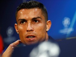 Tak cuma mengecek lapangan, Ronaldo lantas menjadi pembicara di sesi konferensi pers pra-pertandingan. Ia mewakili Juventus menghadapi pertanyaan dari para jurnalis. (Foto: Jason Cairnduff/Reuters)