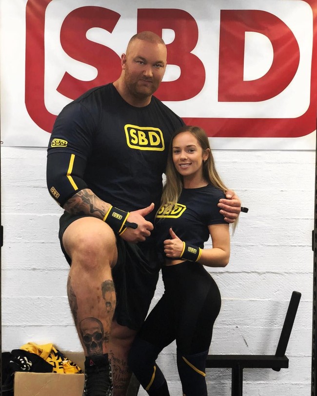 Björnsson yang punya tubuh raksasa memiliki tinggi lebih dari dua meter. Berat badannya mencapai 180 kg. Tak salah jika dia memiliki julukan sebagai The Mountain di serial TV Game of Thrones yang tayang di HBO. Foto: @thorbjornsson, @kelc33. Foto: thorbjornsson@ kelc33
