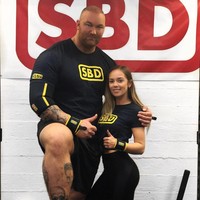 Björnsson yang punya tubuh raksasa memiliki tinggi lebih dari dua meter. Berat badannya mencapai 180 kg. Tak salah jika dia memiliki julukan sebagai The Mountain di serial TV Game of Thrones yang tayang di HBO. Foto: @thorbjornsson, @kelc33. Foto: thorbjornsson@ kelc33