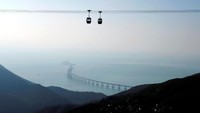 Jembatan ini akan menghubungkan Hong Kong dan Macau yang menjadi rumah bagi 68 juta jiwa penduduk. Dengan adanya jembatan ini, waktu tempuh antara kedua wilayah itu dapat dipangkas menjadi hanya 30 menit, dari yang tadinya tiga jam. Bobby Yip/Reuters.