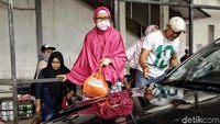 Tak jarang saat sejumlah warga sedang menerobos celah fondasi Skybridge beberapa kendaraan melaju dari arah berlawanan dan situasi seperti itu membahayakan pengendara dan pengguna jalan yang menerobos celah fondasi Skybridge Tanah Abang.