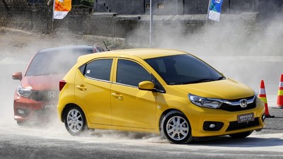 Honda Brio di Puncak, Ini 20 Mobil Terlaris di Indonesia