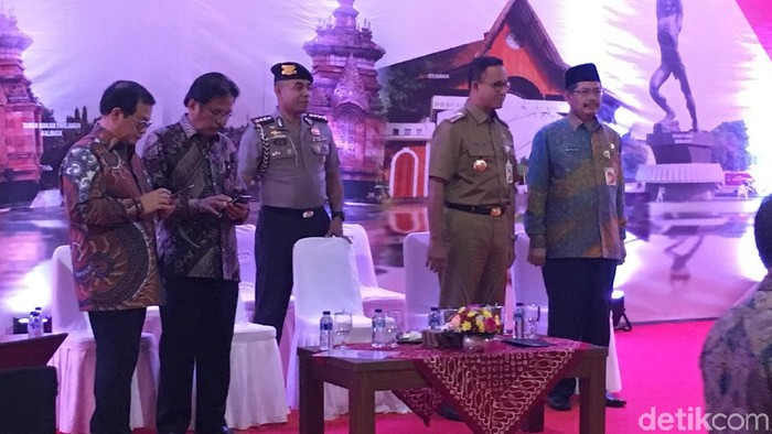 Temani Jokowi Bagi Sertifikat Tanah, Anies: Selamat Datang Kembali