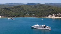 Yang dikunjungi mereka adalah Pulau Fraser atau Fraser Island. Pulau ini ada di Queensland, Australia dan ini bagian Kingfisher Bay, Fraser Island (Fraser Coast Tourism & Events)