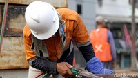 Pembangunan JPO Tubagus Angke ini dikerjakan dalam waktu 180 hari. Pengerjaannya pun dilakukan sejak pagi hingga sore hari.
