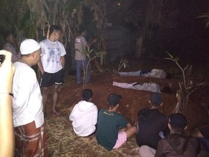 Dihukum Tidur di Kuburan, Pocong Palsu di Depok Menangis