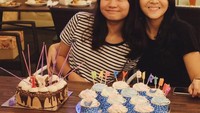 Bersama temannya, Kesha santai sambil berpose di depan kue manis. Ada tart cokelat dan cupcakes yang sepertinya jadi kue pemanis ulang tahun. Foto: Instagram Kesha Ratuliu