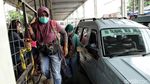 Aksi Bandel Warga Terobos Celah Skybridge Tanah Abang