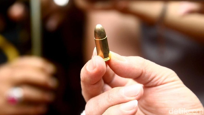 Pihak kepolisian melakukan uji tembak senpu glock 17 terkait insiden peluru nyasar ke gedung DPR. Uji tembak diselenggarakan di Lapangan Mako Brimob.