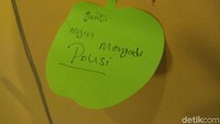 Ada juga yang menuliskan harapannya untuk jadi seorang polisi. Wah, semangat ya! Kamu pasti bisa menggapai semua cita-cita. Foto: Aisyah Kamaliah/detikHealth