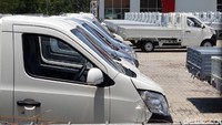 Mobil tersebut berjenis pikap.