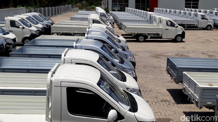 Pabrik mobil Esemka di Boyolali dikabarkan telah melakukan produksi perakitan. Di halaman depan pabrik itu pun berjajar mobil-mobil baru.