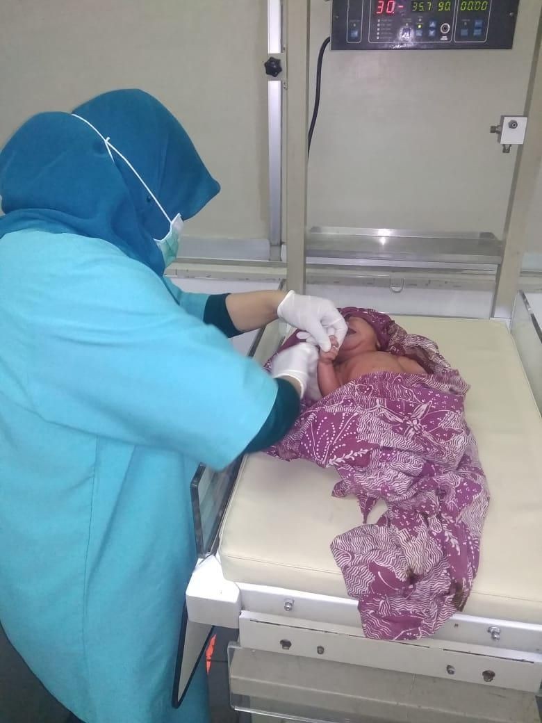 Menggigil di Warung, Sesosok Bayi Ditemukan Masih Hidup Menggigil di Warung, Sesosok Bayi Ditemukan Masih Hidup