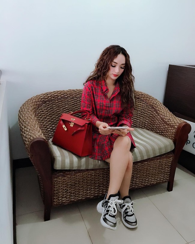 Zaskia Gotik tampil kekinian memakai dad sneakers. Dia pun melengkapi gayanya dengan membawa tas Hermes Kelly berwarna merah seharga US$ 17 ribu atau sekitar Rp 258 jutaan. Foto: Dok. Instagram