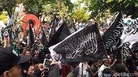 Seribuan massa yang menamakan dirinya Aliansi Umat Islam Bela Tauhid, berkumpul di kawasan Simpang Lima, Tarogong Kidul. Setelah berkumpul, mereka kemudian long march dengan melewati Jalan Cimanuk hingga ke Jalan Ahmad Yani.
