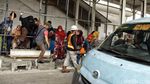 Aksi Bandel Warga Terobos Celah Skybridge Tanah Abang