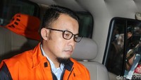 Agus Bhakti tertunduk saat dibawa dengan mobil tahanan.