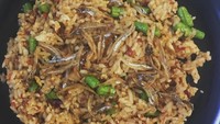 Pedasnya sambal bumbu nasgor ditambah irisan cabe rawit hijau plus taburan teri goreng. Enaknya. Foto : Instagram @zie_littlefibgerz