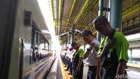 Para petinggi PT KAI ini juga ikut menunduk sebagai bentuk penghormatan. 
