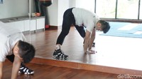 Terakhir, lemaskan otot betis dengan membuka kaki selebar bahu atau lebih lebar sedikit. Lalu dorong tangan menyentuh lantai. Bagaimana, lebih segar kan? (Foto : Annissa Widya Davita/ detikHealth)