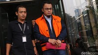 Agus Bhakti Nugroho keluar gedung KPK usai menjalani pemeriksaan.