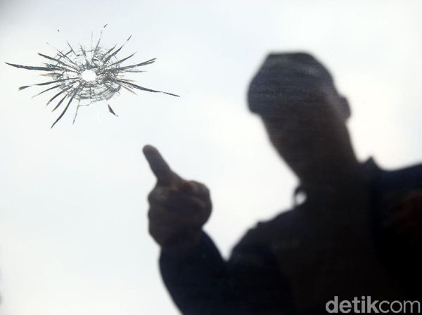Polisi Uji Tembak Senjata di Mako Brimob