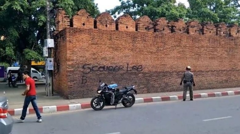 Foto: Vandalisme di Tha Phae Gate, Chiang Mai (Viral Press/BBC) Foto: Vandalisme di Tha Phae Gate, Chiang Mai (Viral Press/BBC)