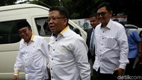 Pantauan detikcom, Sohibul tiba di Mapolda Metro Jaya, Jalan Jenderal Sudirman, Jakarta, Selasa (23/10/2018) pukul 10.49 WIB. Sohibul tampak mengenakan kemeja putih berkerah kuning dan hitam.